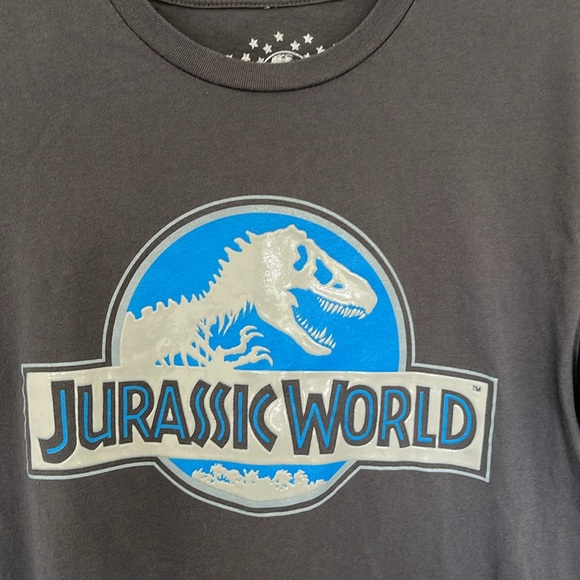 Men’s Jurassic World size medium t shirt - Picture 2 of 4